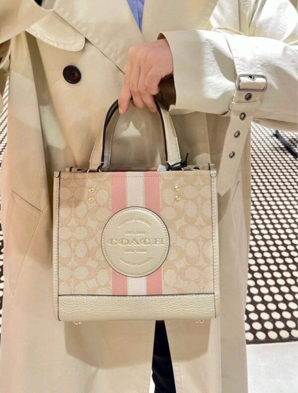 Coach Dempsey Tote 22 In Signature Jacquard