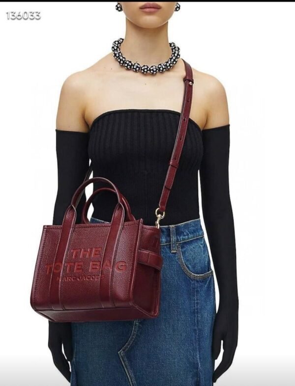 MARC JACOBS
The Small Tote Bag in Leather